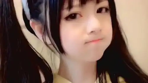 小姐姐搞怪的表情,太萌了吧古灵精怪的小女生
