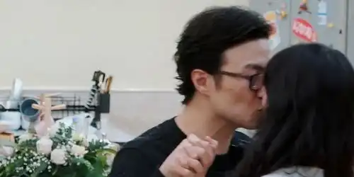 汪峰节目索吻章子怡,子怡表情亮了网友感觉像王宝强亲马蓉
