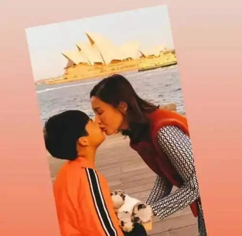 原创吴宗宪帮女儿整理抹胸礼服,女儿表情引热议还记得张亮说的话吗

